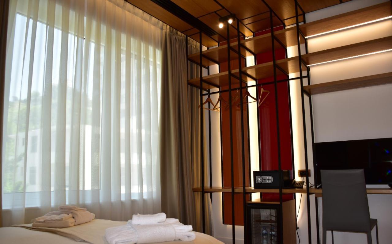 Hotel Ergi'S Дуррес Экстерьер фото