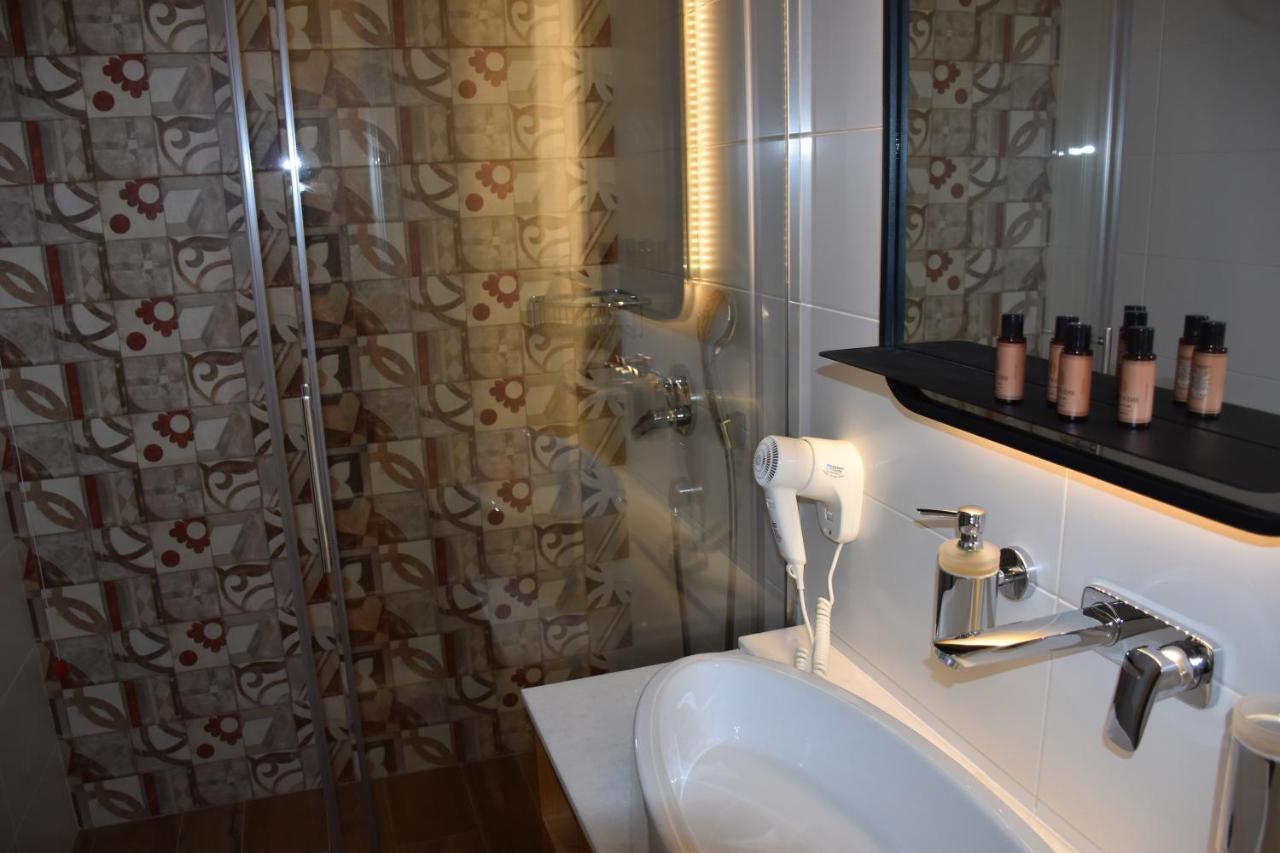 Hotel Ergi'S Дуррес Экстерьер фото